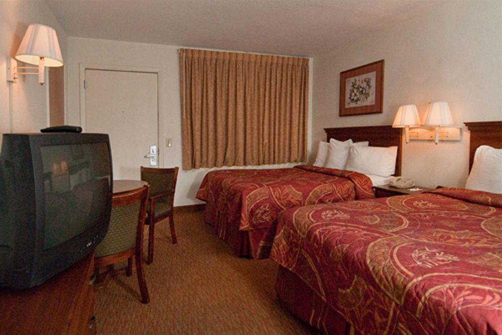 Econo Lodge Cherokee Near River Park Номер фото